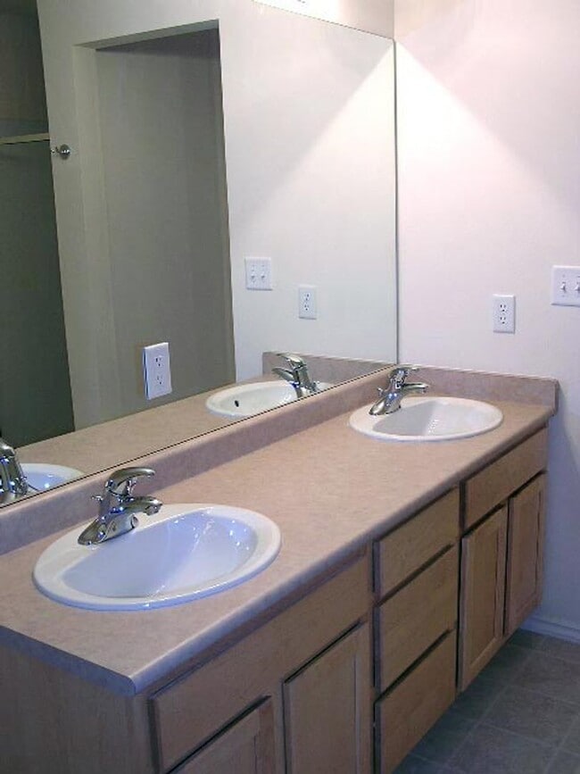 Building Photo - Walnut Grove 2 Bedroom, 2 Bath Condominium