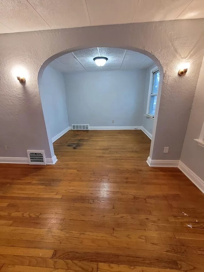 Building Photo - 1546 Anne Ave