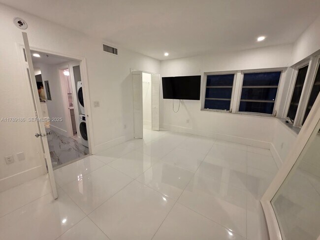 Building Photo - 760 Euclid Ave