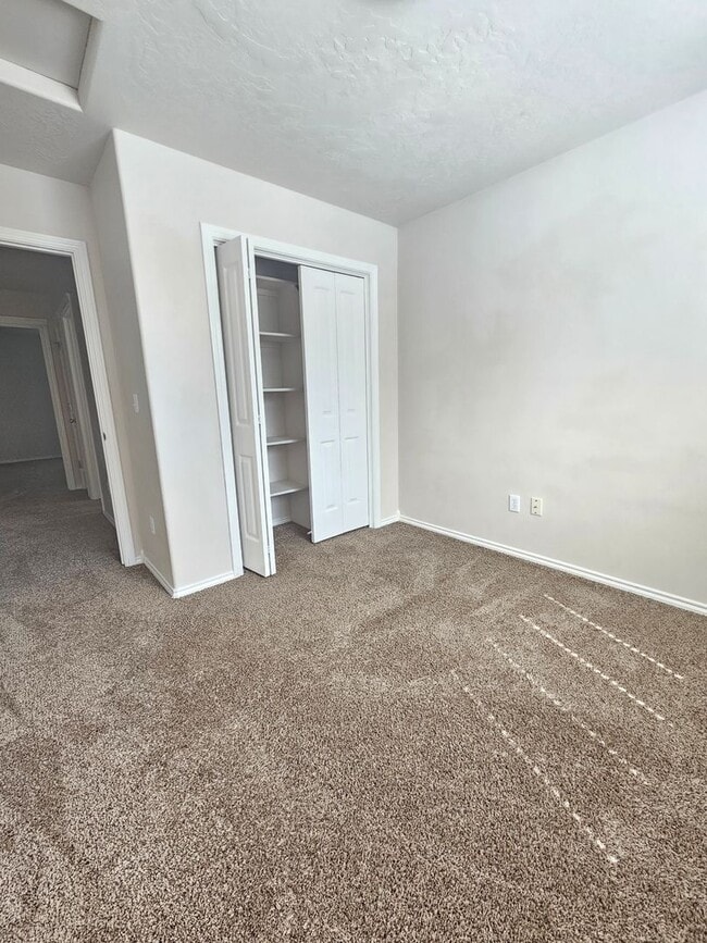Building Photo - 4 Bedroom Home Close to Settlers Park