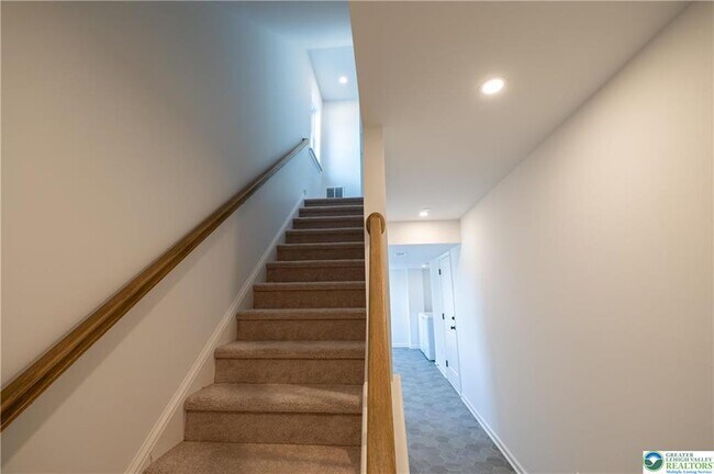 Building Photo - 560 Long St