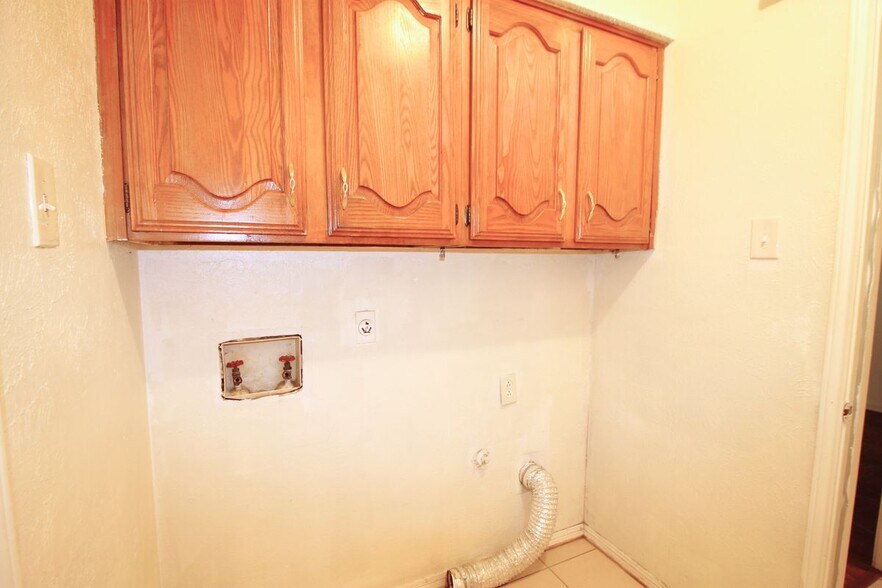 Building Photo - 711 Dickey Dr