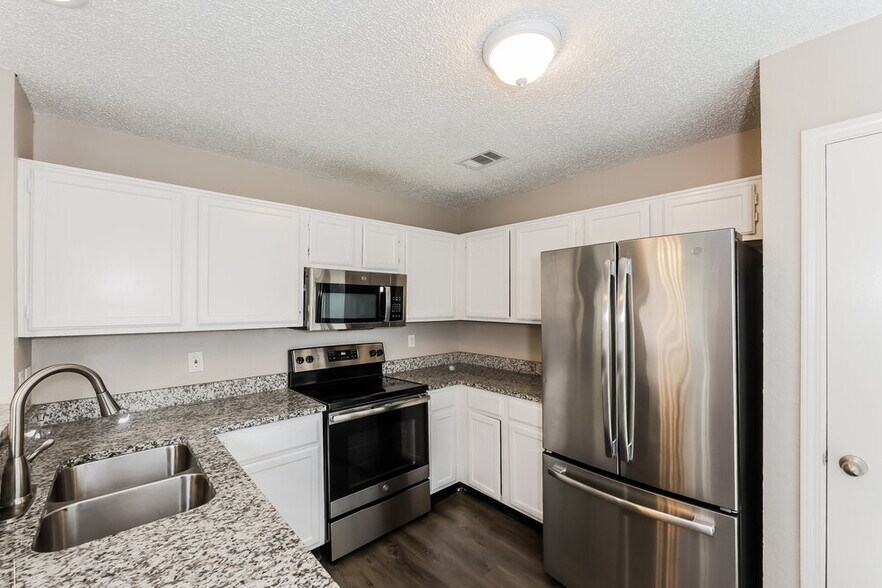 Building Photo - 6209 Mercedes Dr
