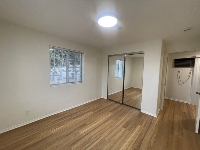 Building Photo - MOVE IN READY! Spacious & Charming 4-Bedro...