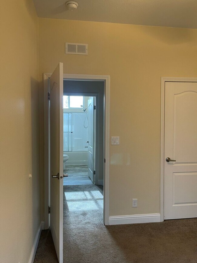 Building Photo - Newer Manufactured home, 3 bed 2 bath, Lower Magalia