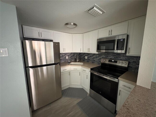 Building Photo - 3845 S Lake Dr