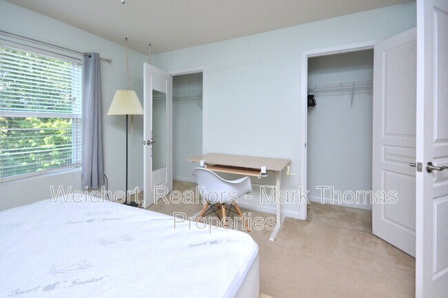Building Photo - 100 Stratford Lakes Dr