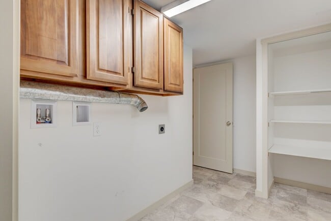 Building Photo - 3 Bedroom 2 Bath Home near Heart of Oak Ha...