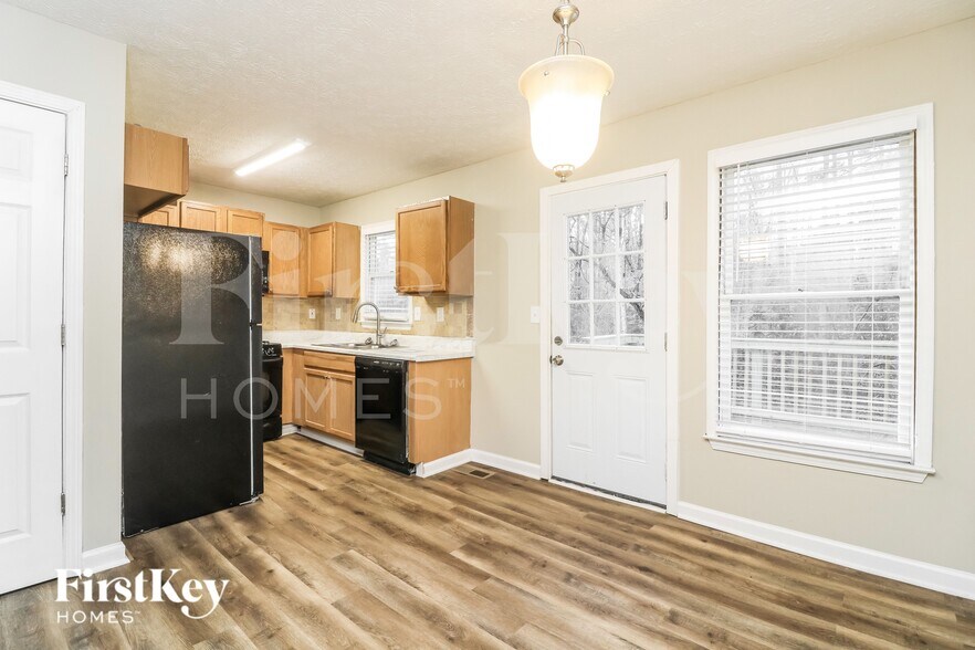 Building Photo - 325 Arapaho Dr SE