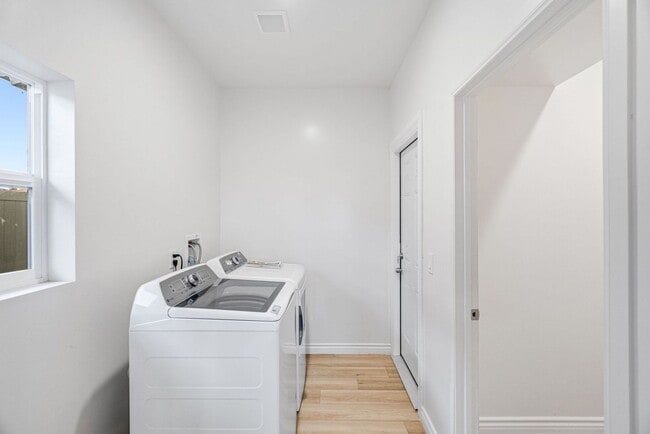 Building Photo - 4 Bedroom house with view