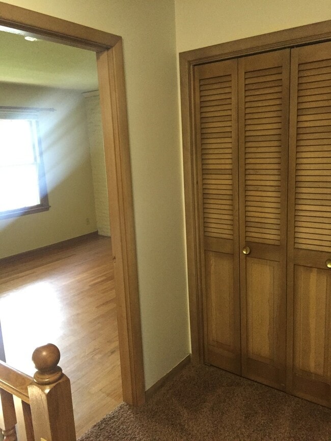 Building Photo - Gorgeous 2 Bedroom, 1.25 Bath Townhouse near UIHC