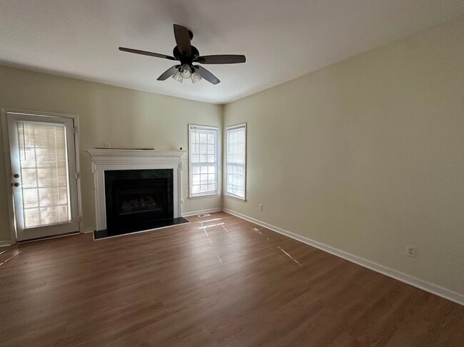 Building Photo - 412 Silvergrove Dr