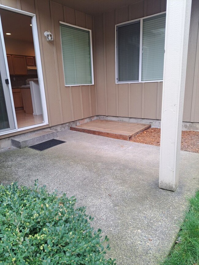 Building Photo - 3 BEDROOM - AC - move in ready Hillsboro