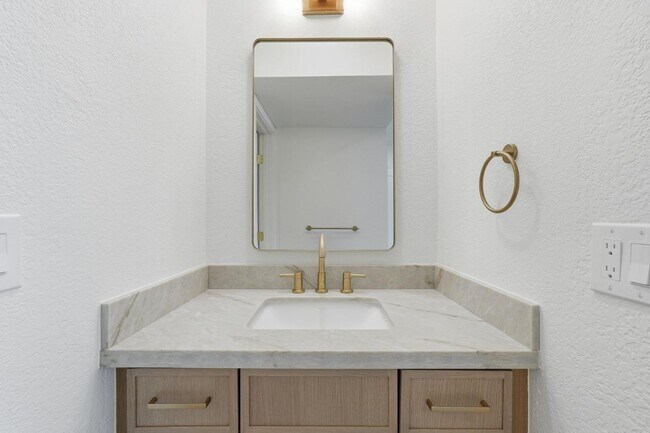 Building Photo - 122 S Hardy Dr