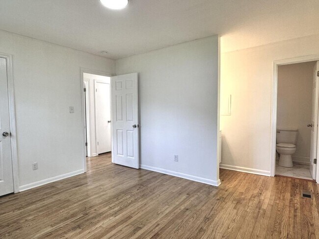 Building Photo - 627 Burgoyne Dr