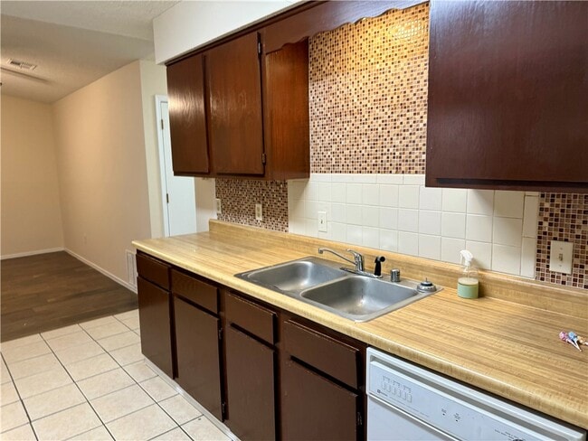 Building Photo - 930 N Century Dr