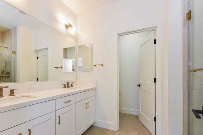 Building Photo - New Luxury Townhome with 2-Car Garage | Minutes to Downtown Redwood City & Tech Campuses