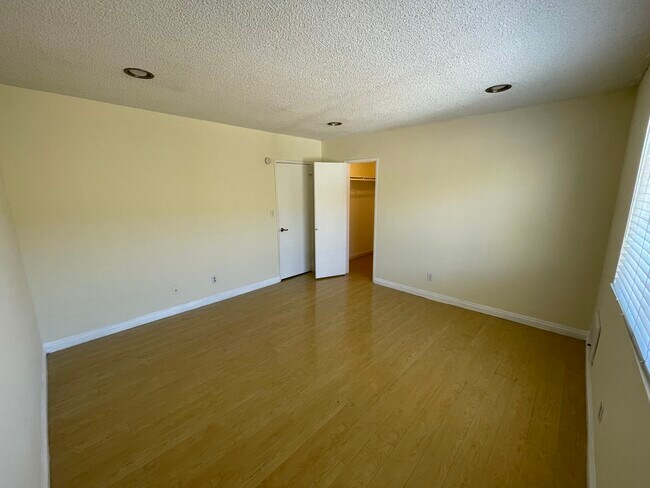 Building Photo - 719 N Eucalyptus Ave