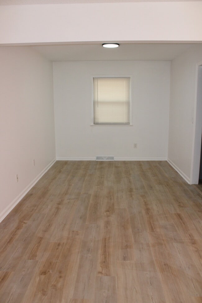 Building Photo - Spacious 5-bedroom, 2.5 full-bath home located in Shawnee, KS