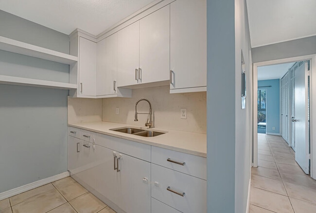 Building Photo - 3915 S Flagler Dr