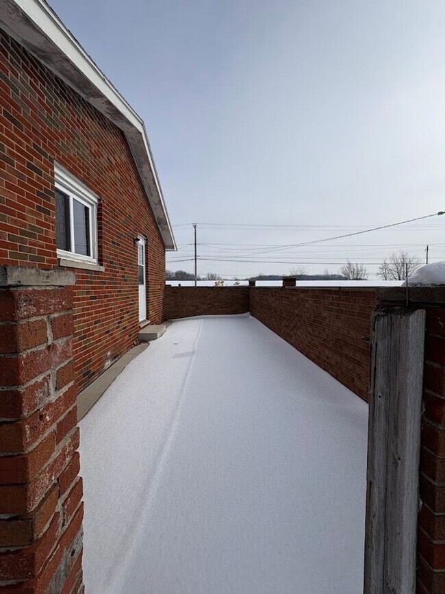 Building Photo - 5032 S Main St