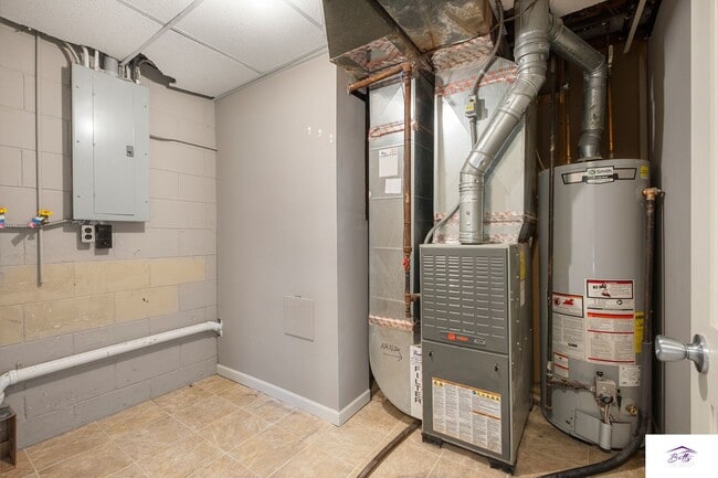 Building Photo - AVAILABLE NOW!