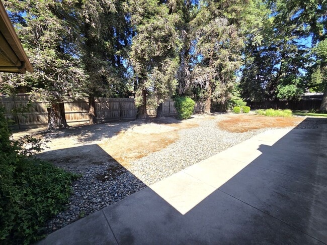 Building Photo - Immaculate 5 Bedroom 2.5 Bath Home Near Visalia Country Club