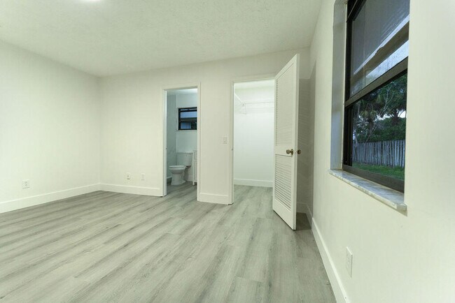 Building Photo - 1181 SW Sarto Ln