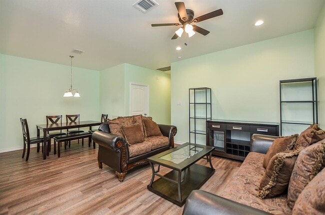 Building Photo - 239 Broadhurst Dr