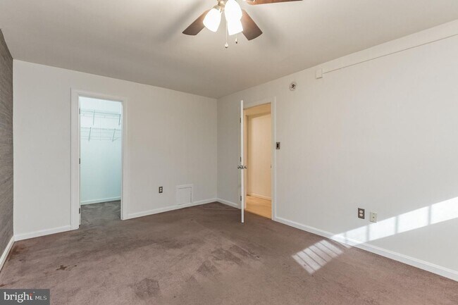 Building Photo - Modern 2-Bedroom Apartment with In-Unit La...