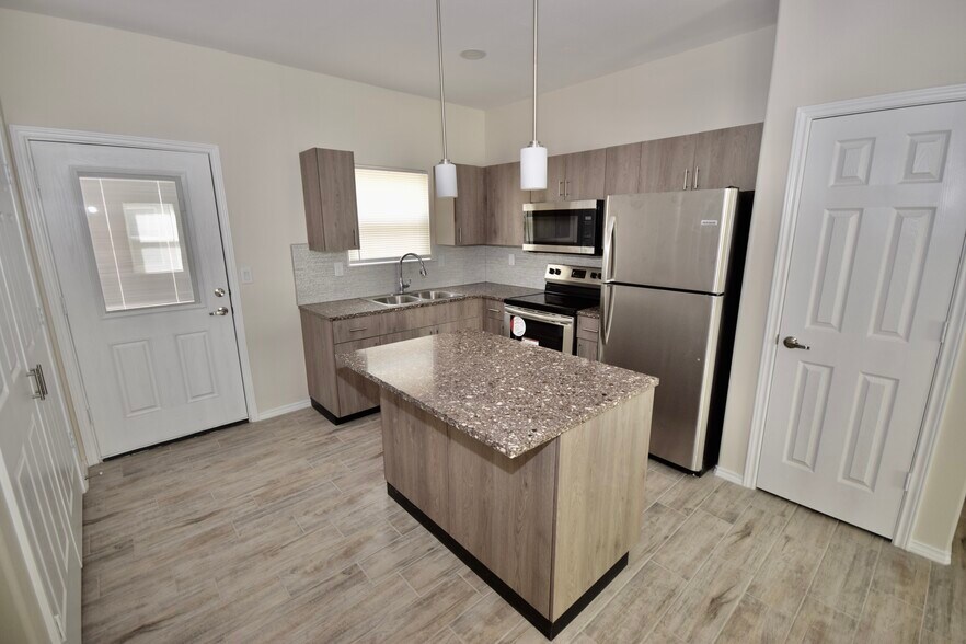 Building Photo - 5000 N Hiawatha Dr