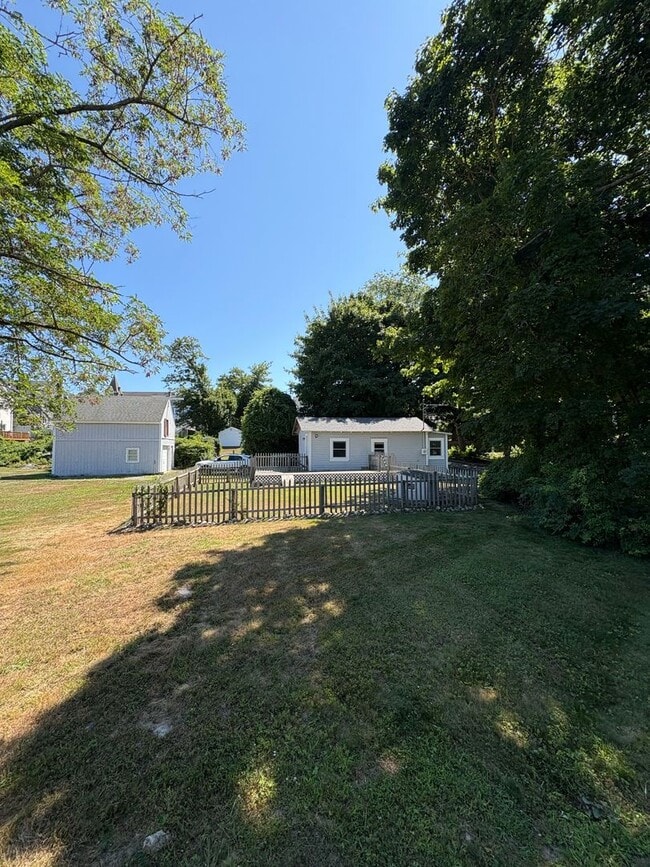 Building Photo - Quiet and Cozy Single Family in Noank Village