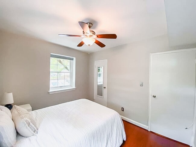 Building Photo - Tastefully Renovated 2 Bedroom 1 Bathroom ...