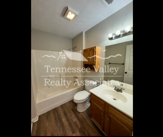 Building Photo - NEW PRICE! MOVE IN READY! Delightful 2 bed...