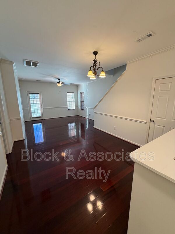 Building Photo - 832 Central Park Ave