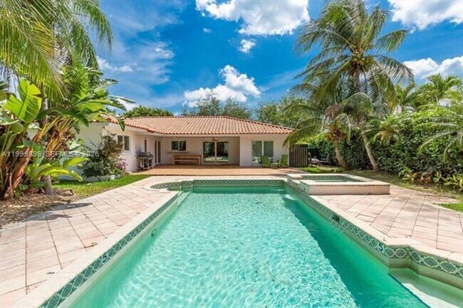 Building Photo - 14610 Tarpon Dr