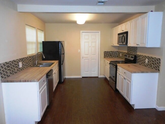 Building Photo - 1668 Pepper Dr
