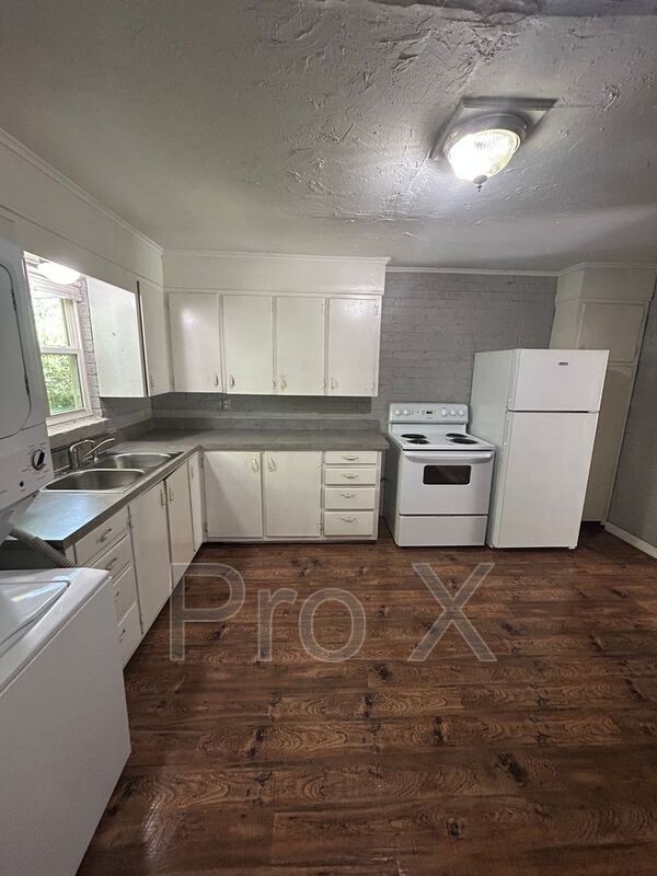 Building Photo - 402 Dyer St