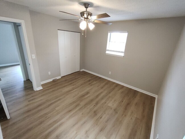 Building Photo - NEWLY RENOVATED 3 Bed/1.5 Bath close to CC...