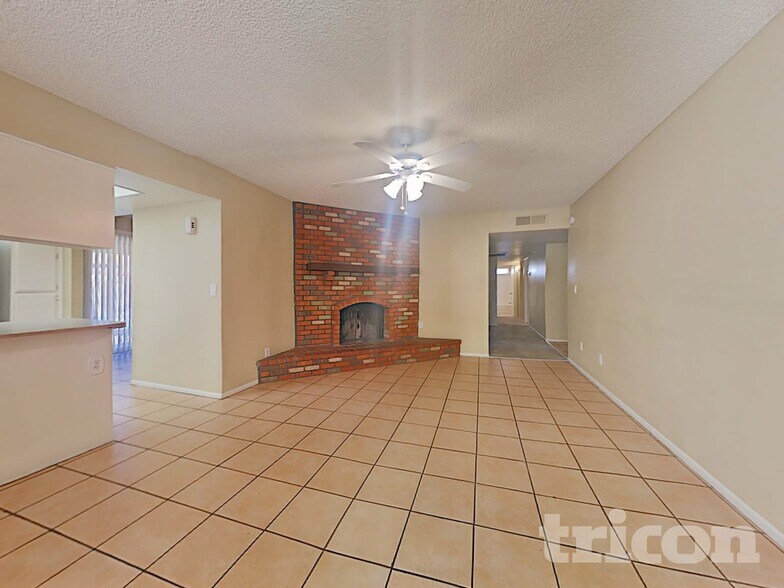 Building Photo - 5819 W Grovers Ave