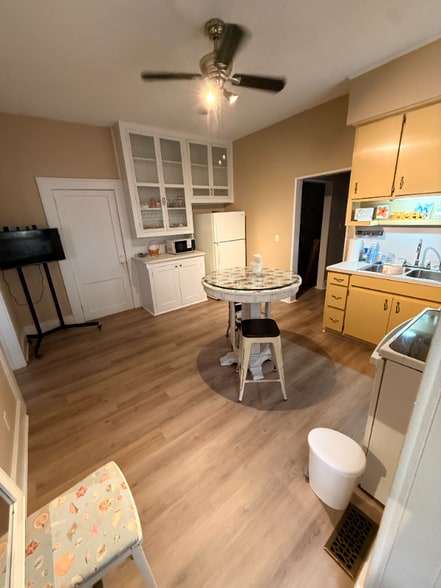 Building Photo - 203 N Dillard St