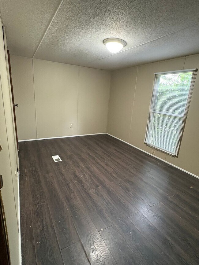 Building Photo - Spacious 3 Bedroom In Yorktowne