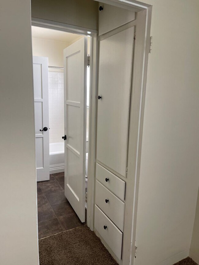 Building Photo - Wonderful 1 Bedroom 1 Bath Bungalow Unit located near downtown Oxnard