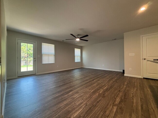 Building Photo - Spacious 5-Bedroom Home in Dillon Lakes