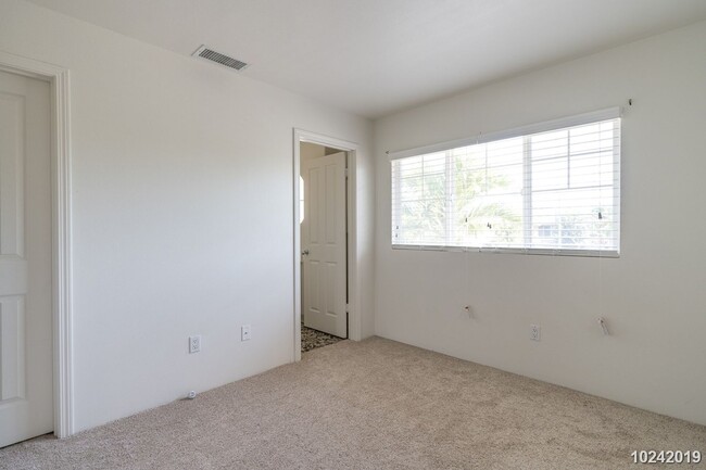 Building Photo - CENTRAL AC 2 bedrooms, 2.5 bath with the 3...