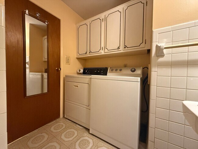Building Photo - 5008 Valley Ln