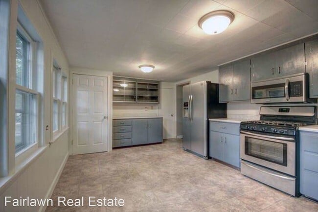 Building Photo - 3 br, 1 bath House - 302 South Grove St.