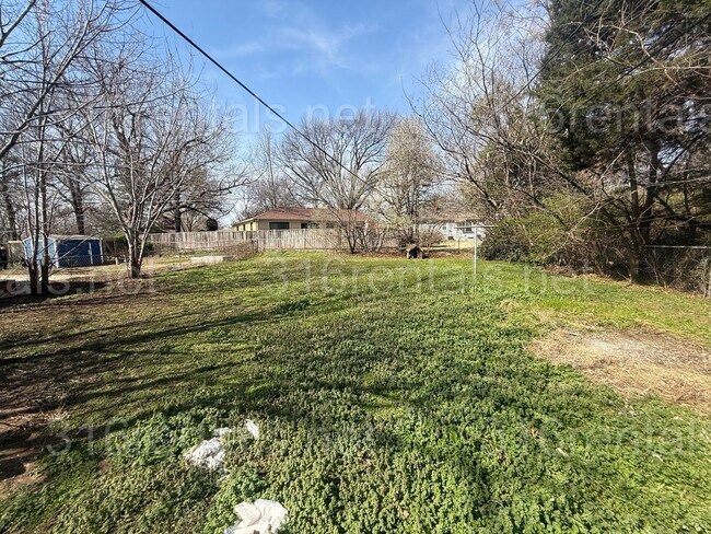 Building Photo - $995 - 2 bedroom / 1 bathroom - Single Family Home