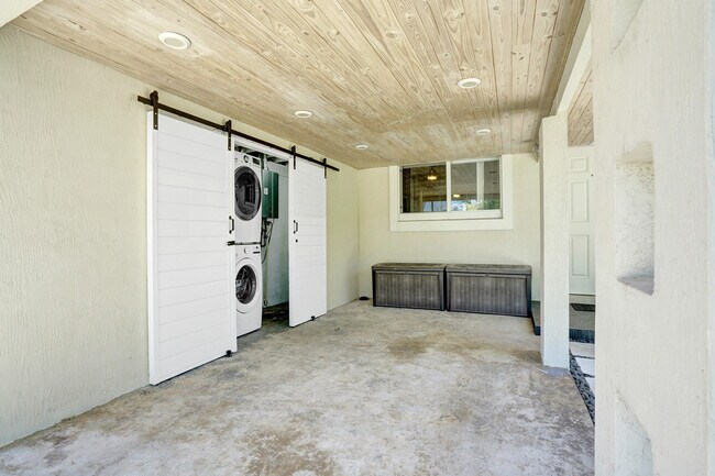 Building Photo - 1041 SW 32nd St