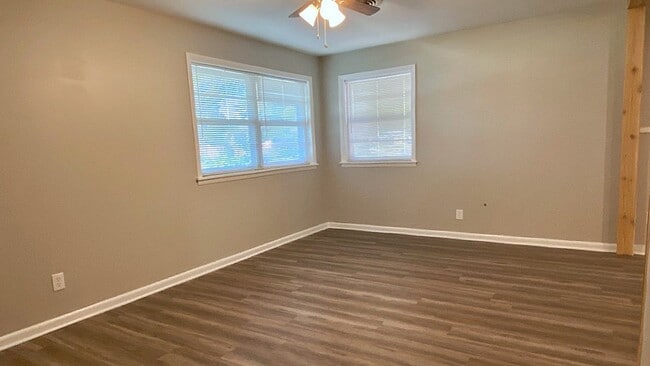 Building Photo - 403 Parkwood Dr